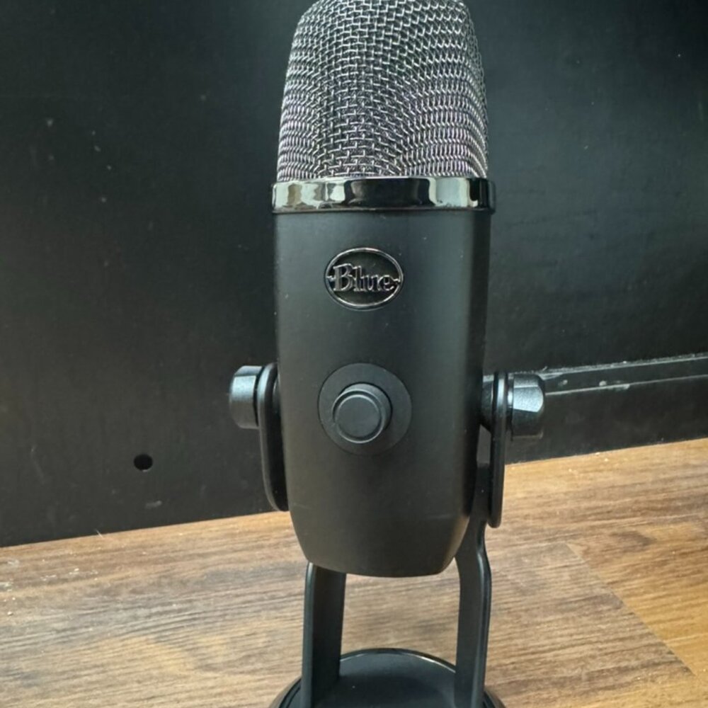 Blue Yeti X Microphone Condenser A00104 Streaming Podcasting Gaming